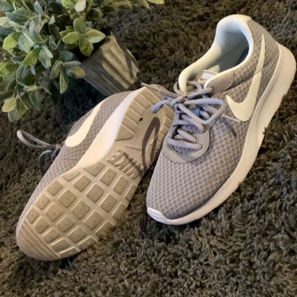 Nike shoes worn twice - Picture 2 of 2